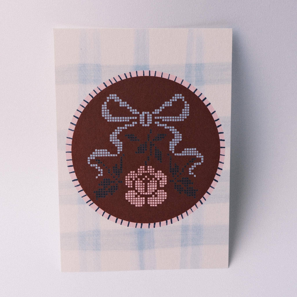 Carte postale A6 Rose et nœud au point de croix - Isobel Rose illustration
