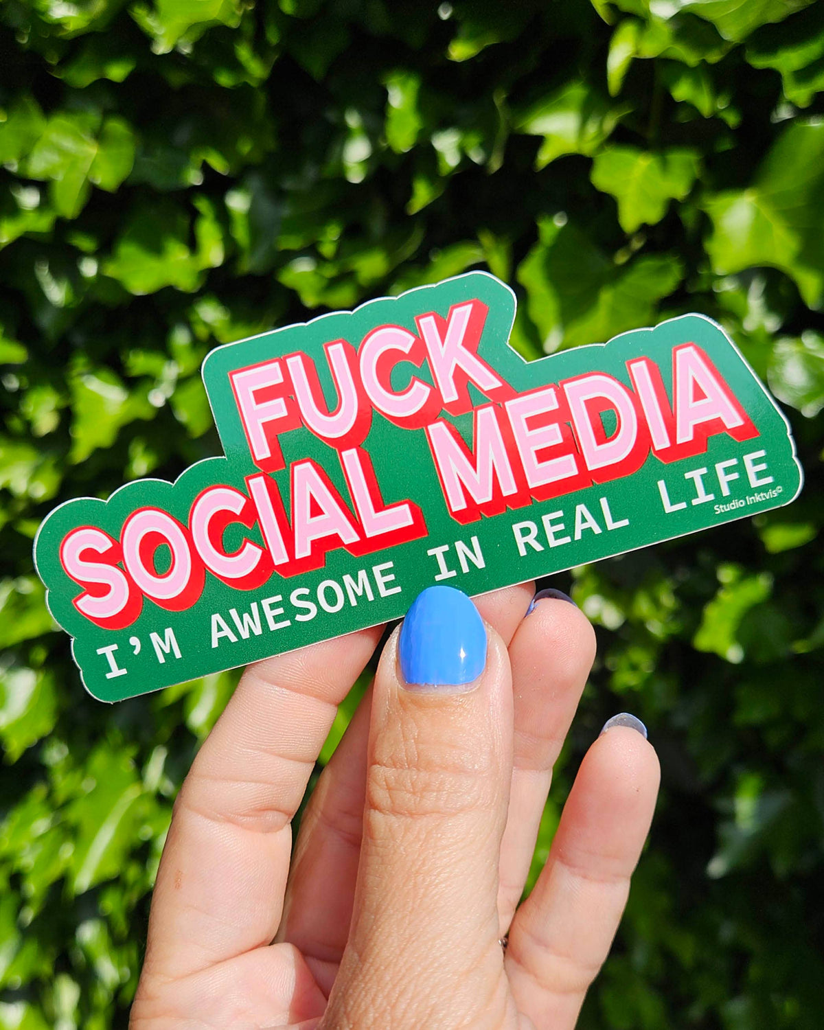 Sticker « Fuck social media, I'm awesome in real life » — Studio Inktvis