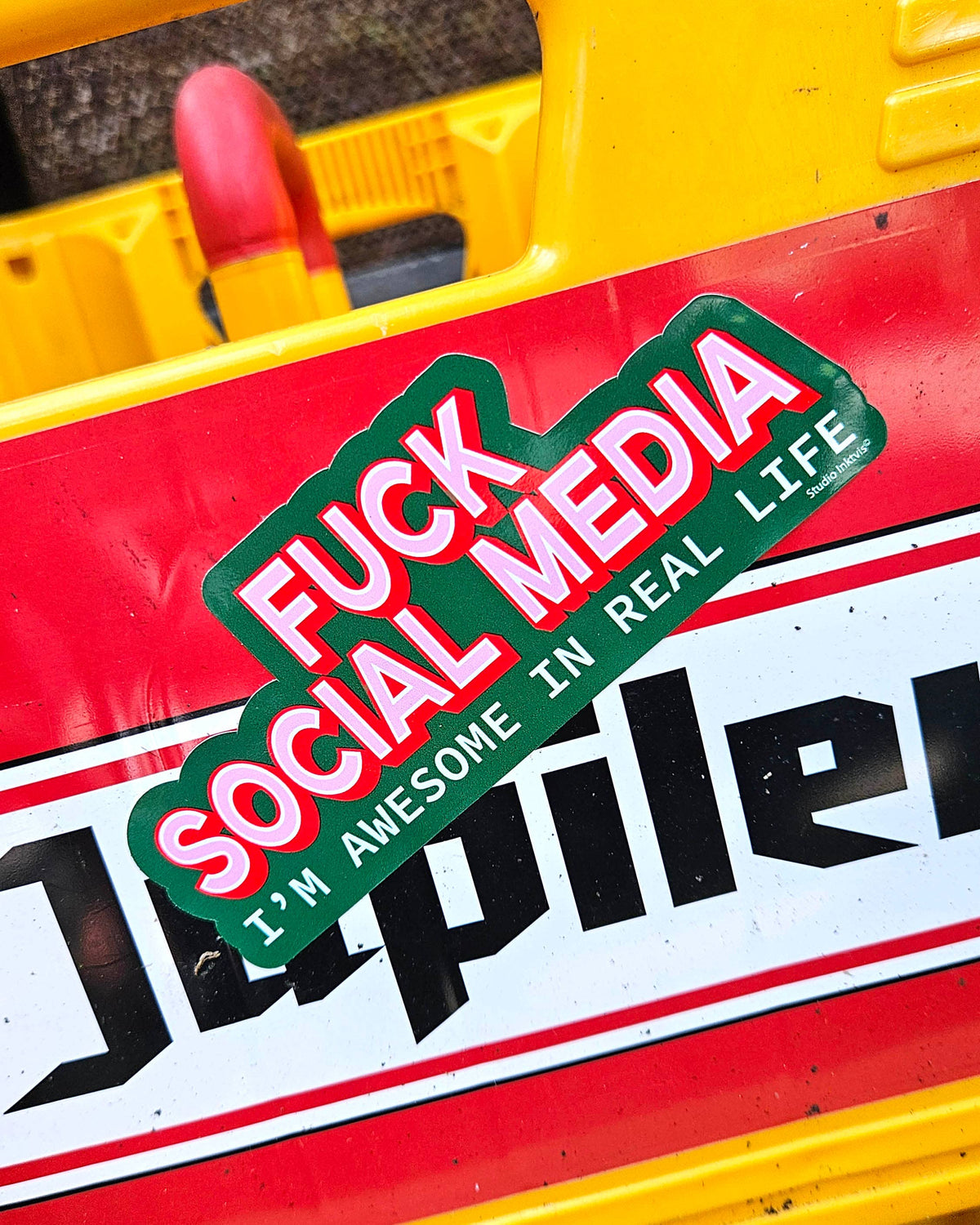 Sticker « Fuck social media, I'm awesome in real life » — Studio Inktvis