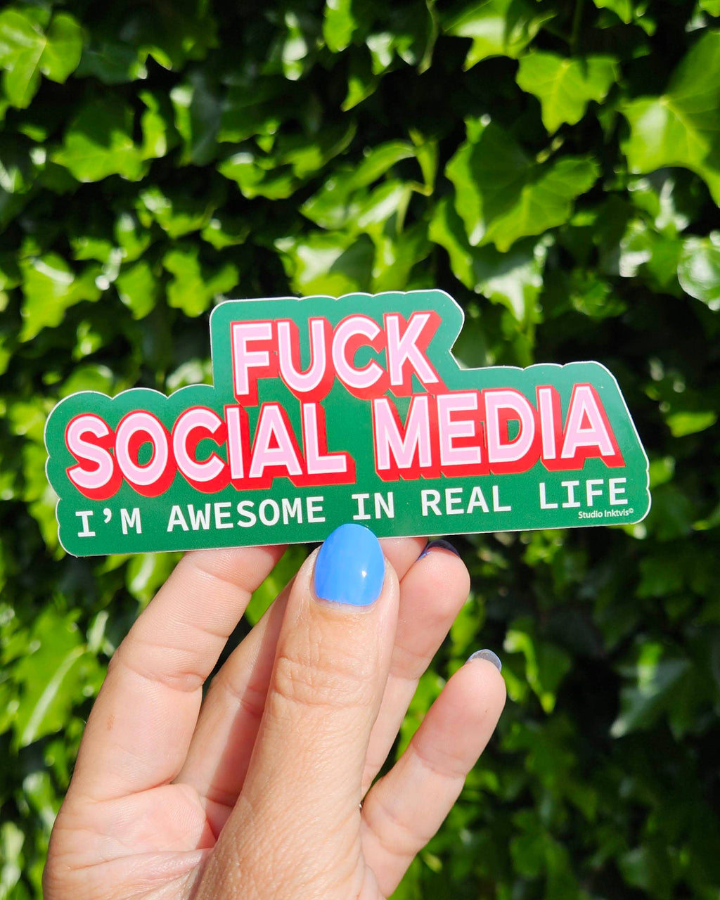 Sticker « Fuck social media, I'm awesome in real life » — Studio Inktvis