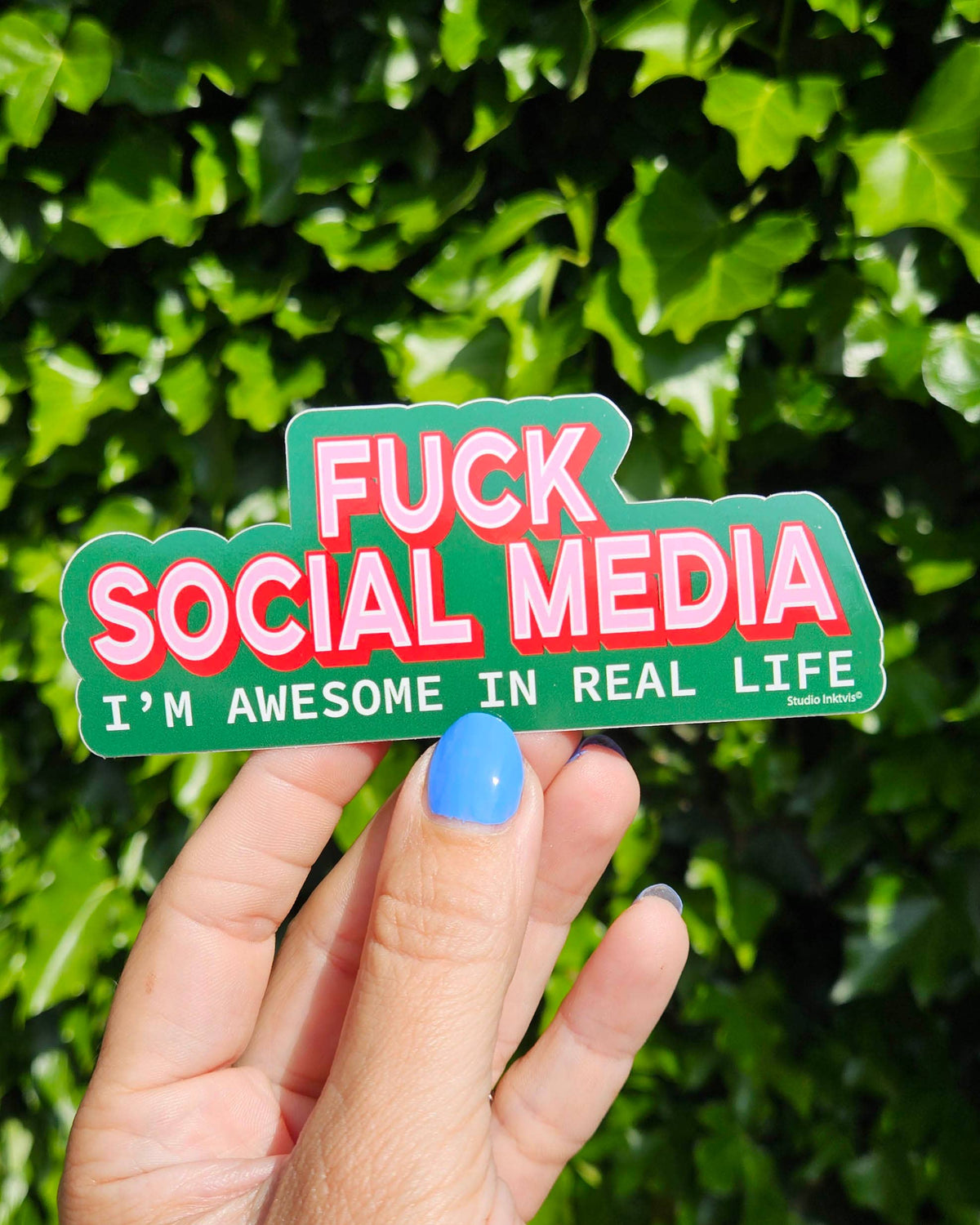 Sticker « Fuck social media, I'm awesome in real life » — Studio Inktvis